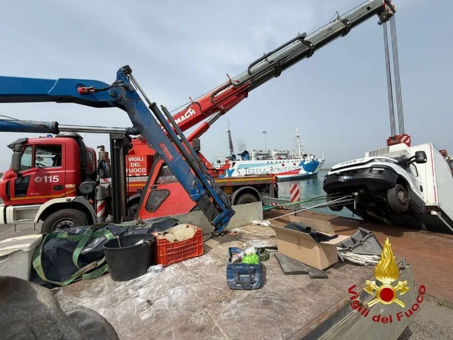 Furgone rischia l'inabissamento al porto di Piombino. Persona ferita alla Buca delle Fate