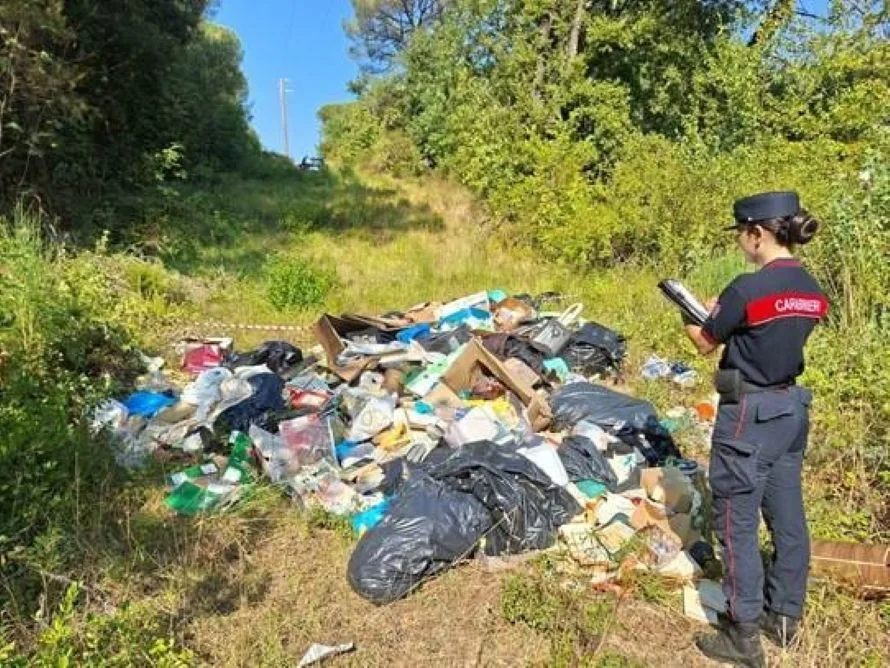 Rifiuti abbandonati nei boschi, quattro persone individuate dai carabinieri forestali tra San Casciano e Scandicci