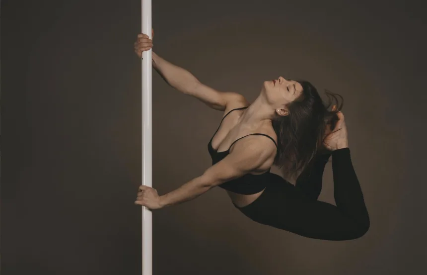 Siena, la campionessa di pole dance Wiola Szwalek apre la sua scuola: nasce Invertebry Aerial Studio