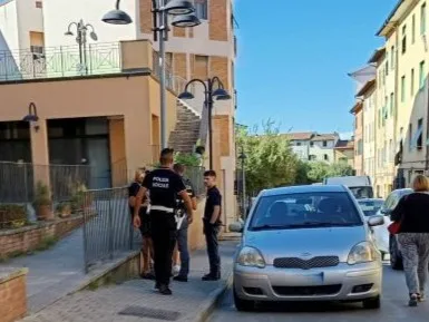 Poggibonsi, rissa tra giovani: sassi lanciati e caccia all’uomo tra via Trento, Trieste e Senese