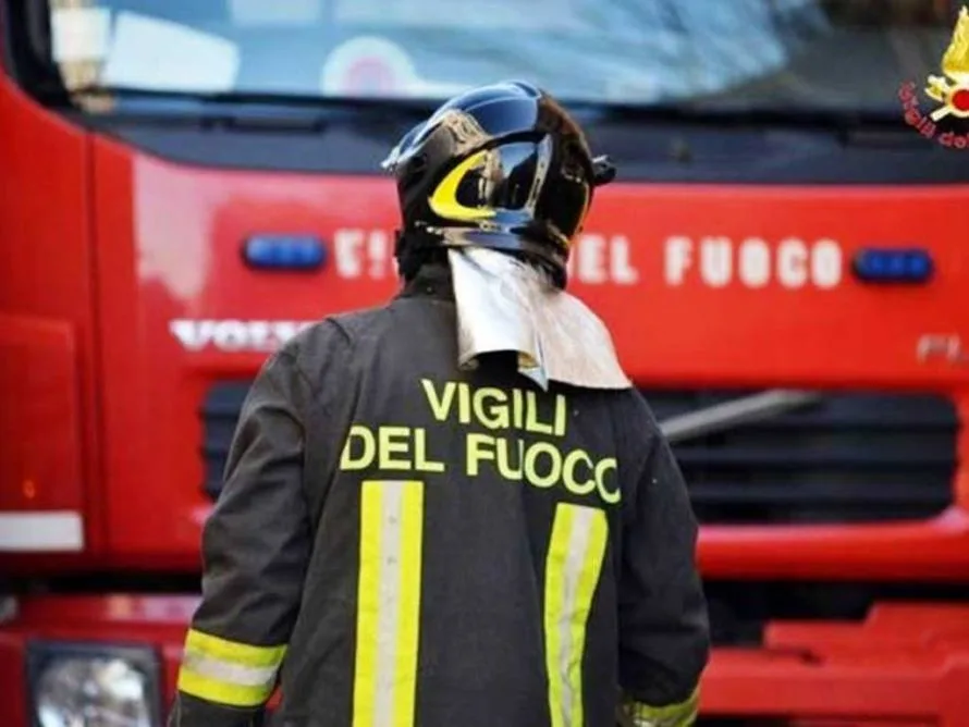 Poggibonsi, tre auto in fiamme nella notte: due distrutte. Si indaga sull’ipotesi dolosa