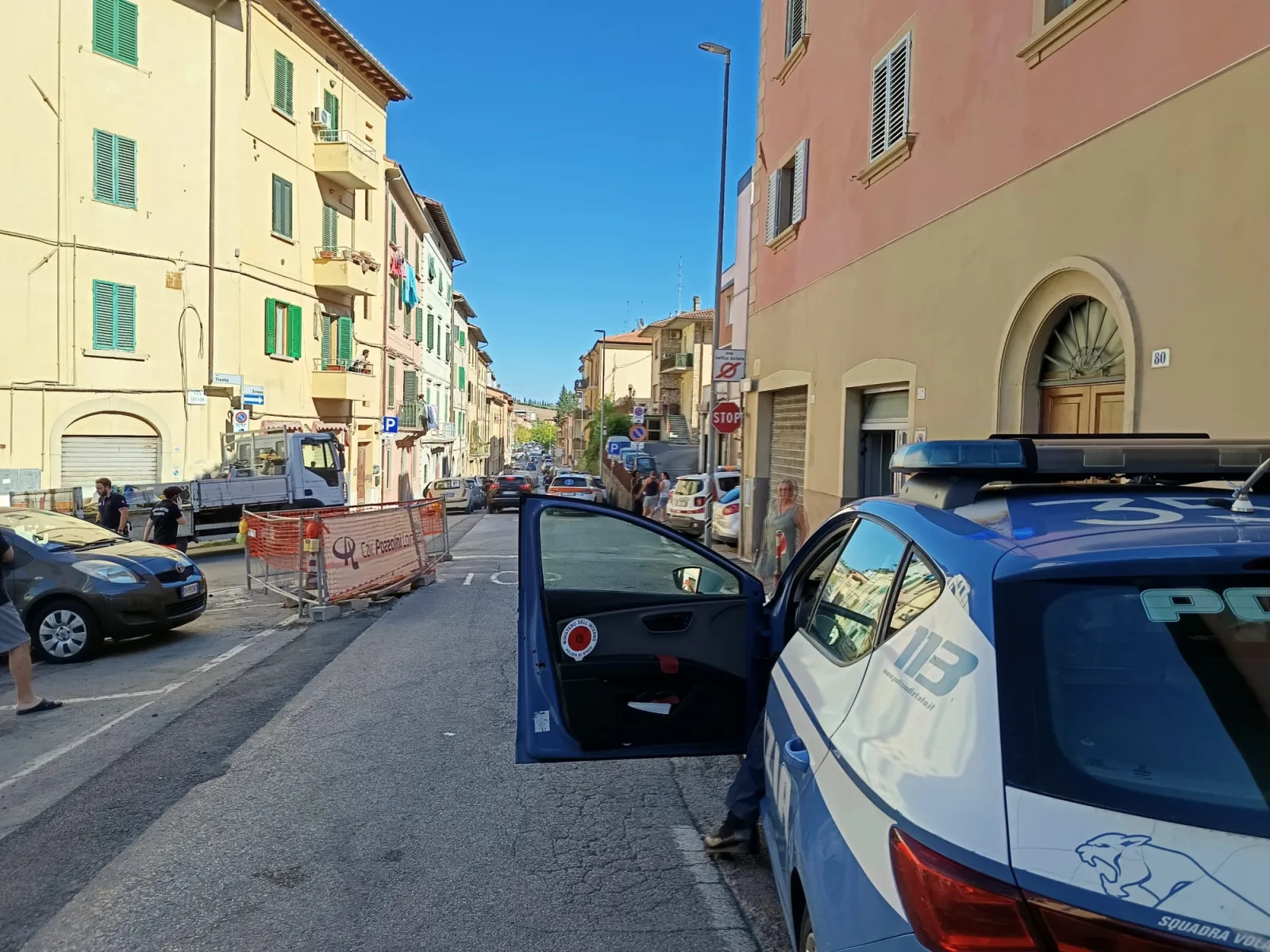 Poggibonsi, rissa e sassaiola tra giovani: tre fermati, spunta l’ipotesi di un legame con la droga