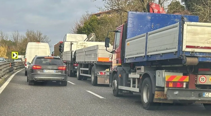 Incidente sulla Siena-Firenze: tre auto coinvolte, traffico bloccato tra Colle Sud e Colle Nord