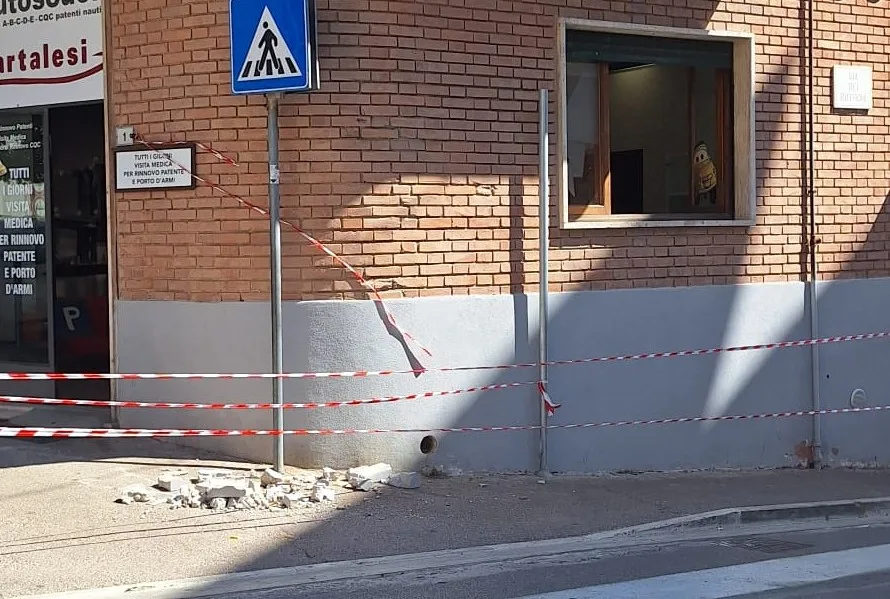 Incuria a Colle, sul marciapiede cadono calcinacci dall'ex lanificio Borri in via dei Botroni