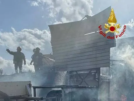 Scansano, incendio in un'azienda agricola: distrutti macchinari e un silo di cippato