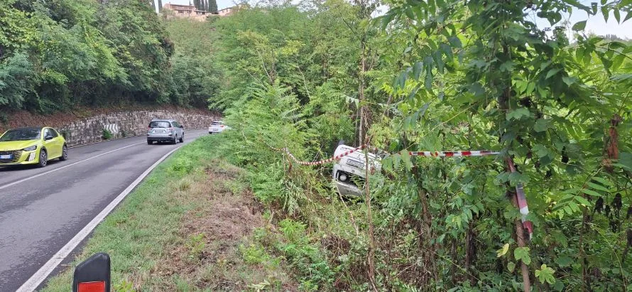 Auto sbanda sulla ss68: si ribalta e finisce contro gli alberi sopra l'Elsa, il conducente si salva uscendo dal retro