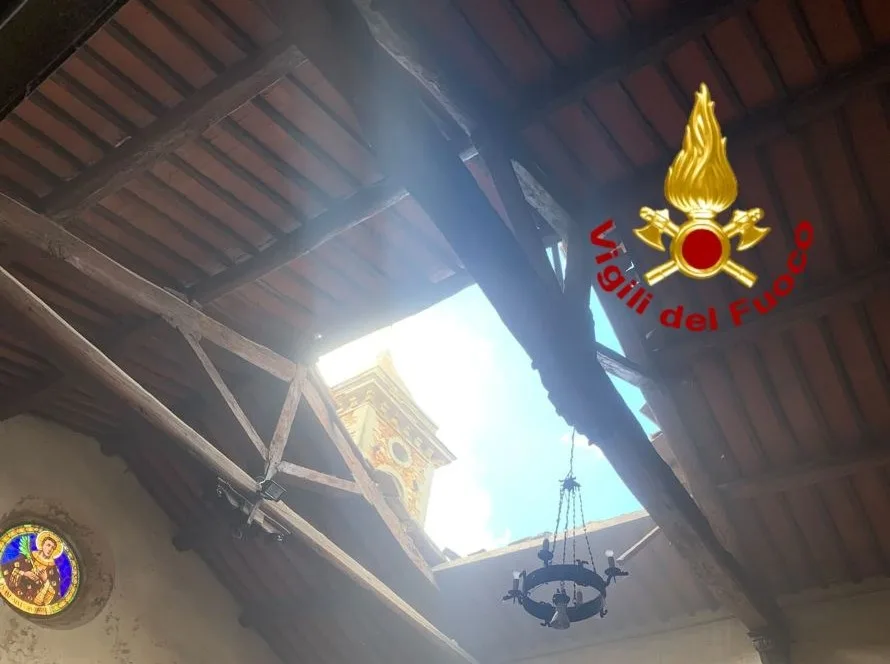 Crollo parziale del tetto della chiesa di Sant’Antonino a Tavarnelle, intervento dei vigili del fuoco