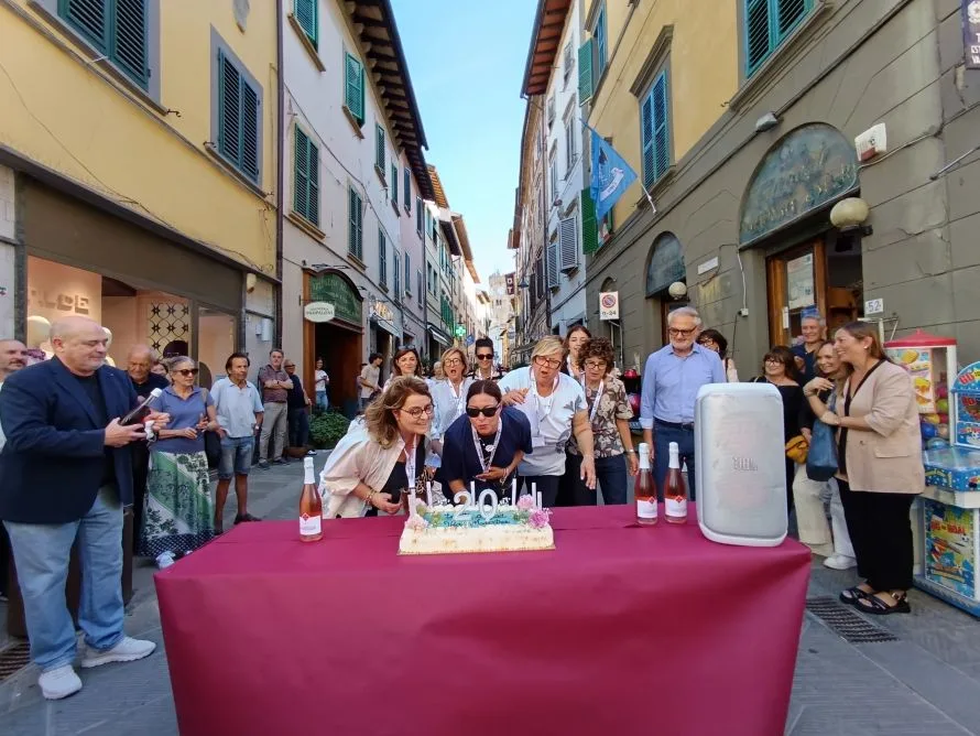ViaMaestra compie 20 anni: festa a Poggibonsi tra gusto, vino e commercio