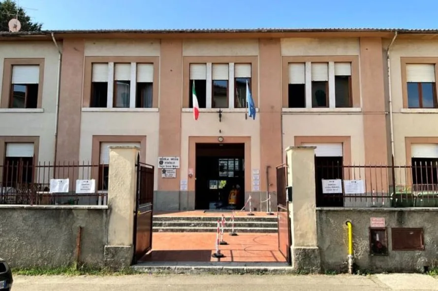 Poggibonsi, intonaco si stacca alla Marmocchi: lezioni rinviate per medie e Primaria