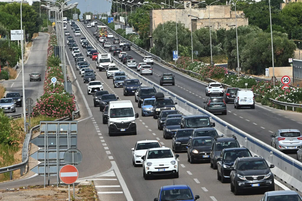 Il Governo abolisce il bollo auto e moto, Meloni: “Una delle tasse più odiate”