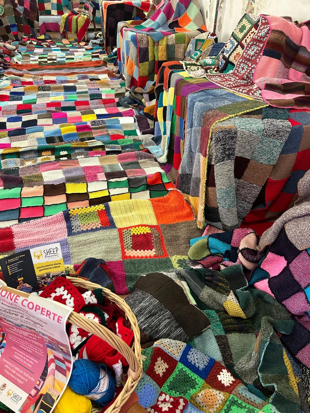 San Gimignano: solidarietà e socializzazione con la mostra “Coperte per senza dimora” del gruppo “Chiacchiere e maglia”