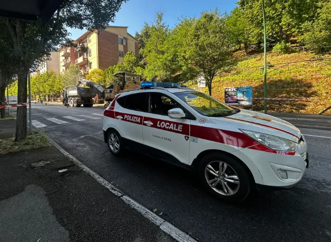 Inseguimento a Siena: Polizia Locale ferma un'auto rubata e arresta il fuggitivo dopo manovre pericolose