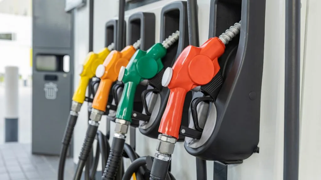 Benzina e gasolio volano sopra i 2 euro. L’Unione Consumatori: “In arrivo un autunno caldo sul fronte dei prezzi”