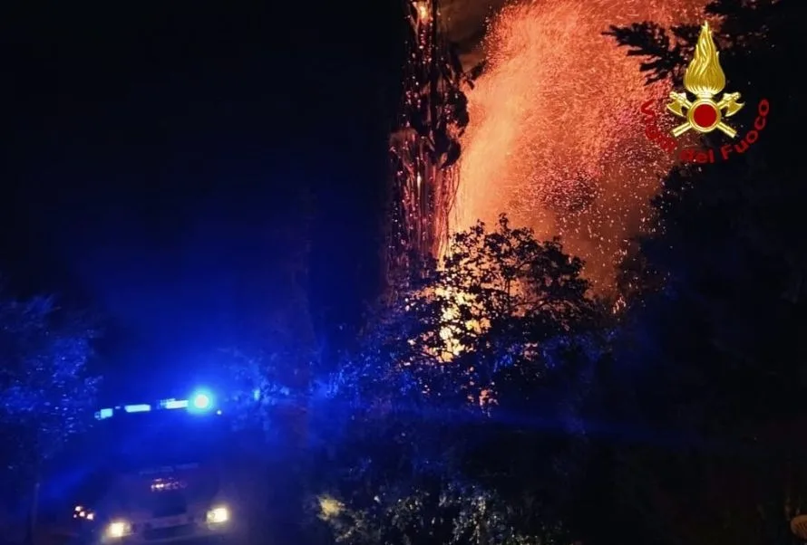Titolo Fulmine colpisce un albero a Monteriggioni: intervento dei vigili del fuoco