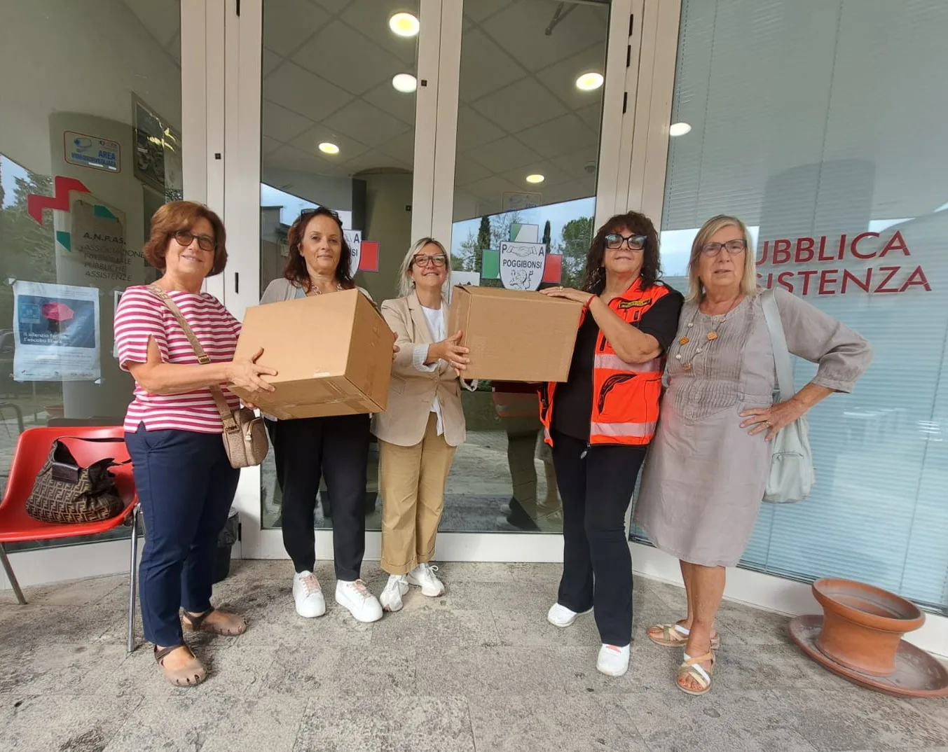 Materiale scolastico per le scuole di Poggibonsi: consegnate 42 scatole di cancelleria
