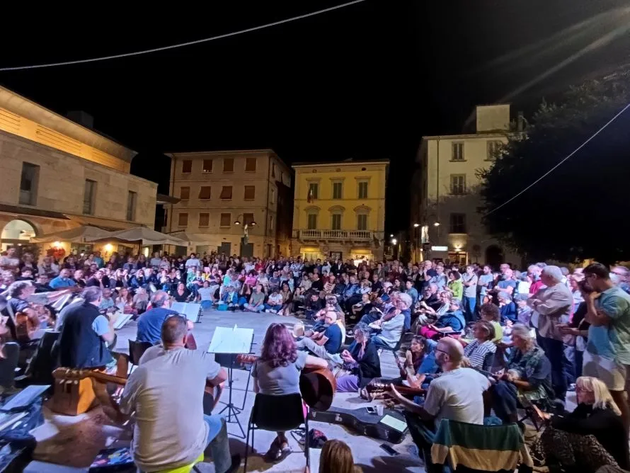 Poggibonsi canta Guccini: in piazza Rosselli oltre 500 persone