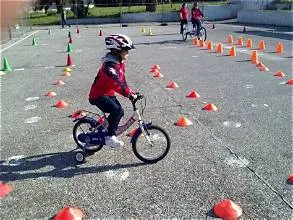Ciclismo giovanile, gara di abilità per i giovanissimi a Dogana in compagnia di Kristian Sbaragli