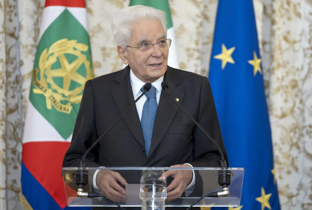 Mattarella: “La scuola è aperta a tutti, no a ghetti e barriere”