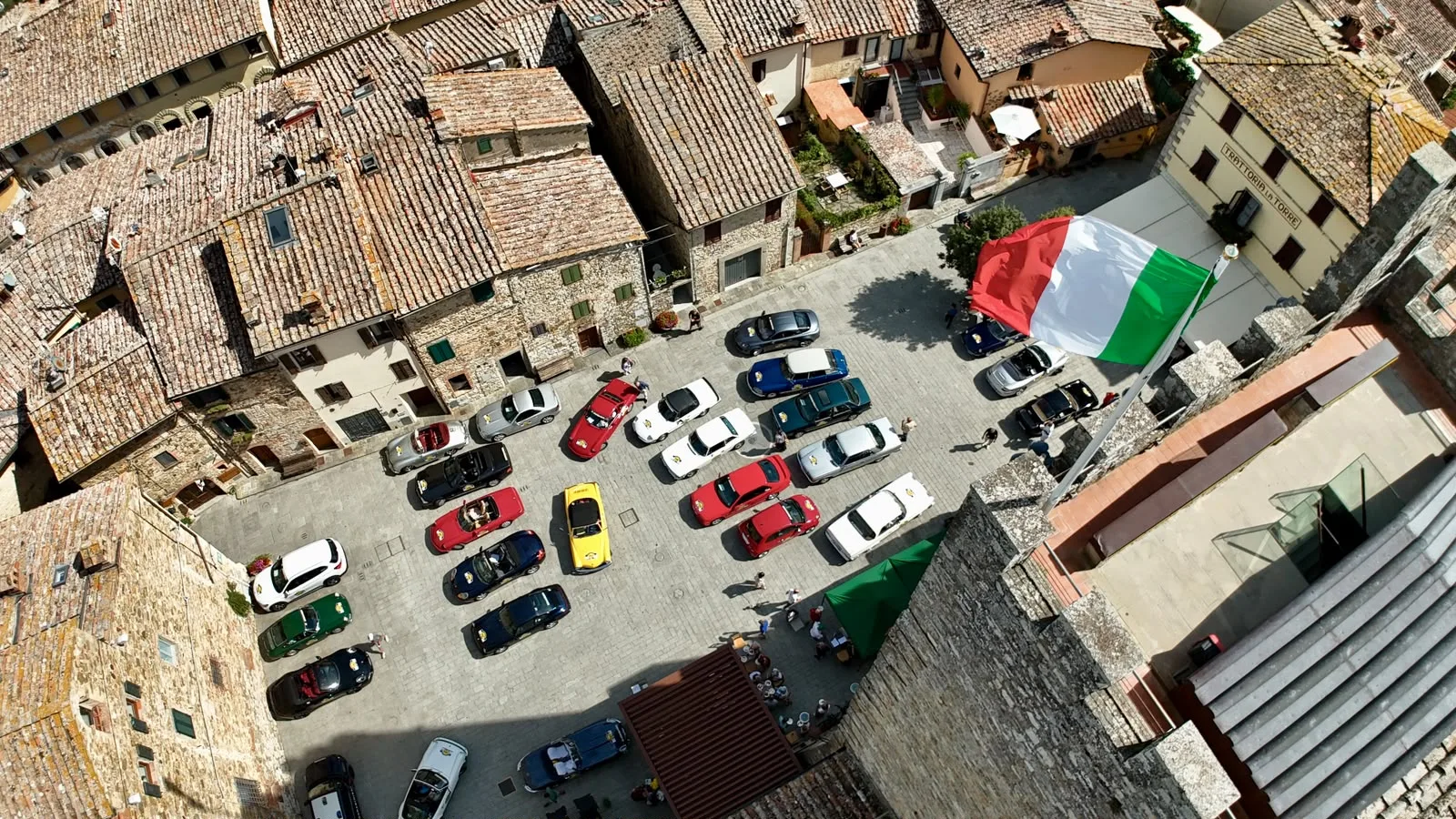 Castellina in Chianti accoglie l'Autogiro d'Italia: successo per le auto storiche e i sapori locali