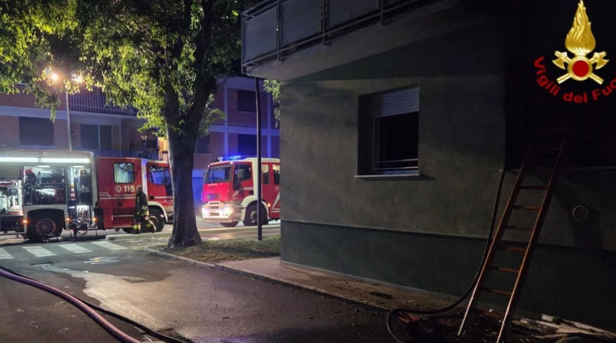 Terrore nella notte a Lucca: appartamento in fiamme, due morti e un neonato salvato dal balcone dai vigili del fuoco