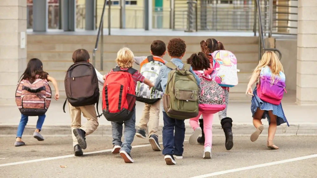 Multa fino a 1.000 euro per il burqa a scuola e tetto del 30% per gli alunni stranieri: c’è l’ok al decreto. Meloni: “Evitiamo classi-ghetto”