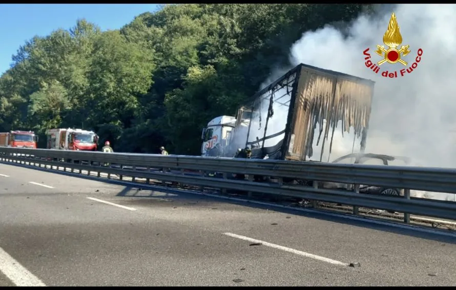 Incidente sulla Siena-Bettolle, scontro tra due camion e un’auto: quattro feriti