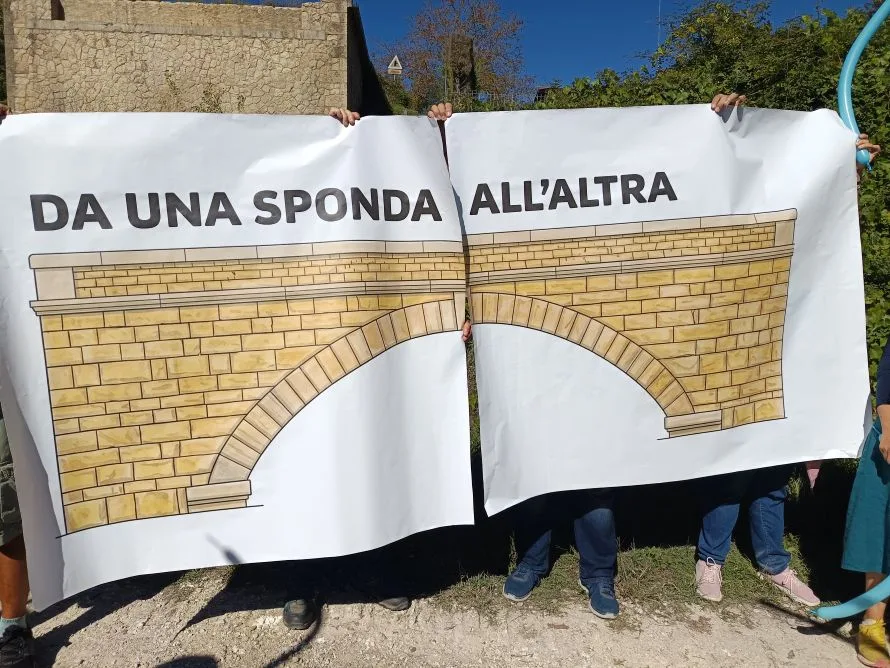 «Rivogliamo il Ponte»: oltre 160 persone al flashmob di Bellavista