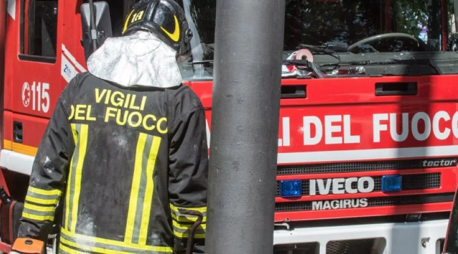 Incendio nella notte a Sesto Fiorentino: fiamme all’osteria, locale dichiarato non fruibile