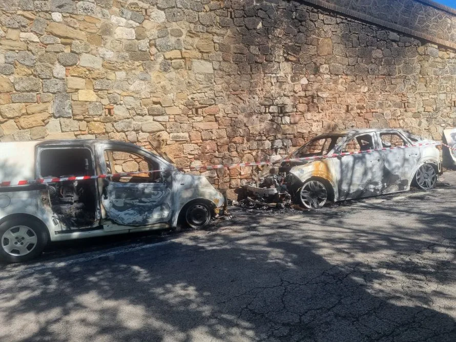 Casole d’Elsa, due veicoli in fiamme nella notte: incendio coinvolge un'auto e un furgone