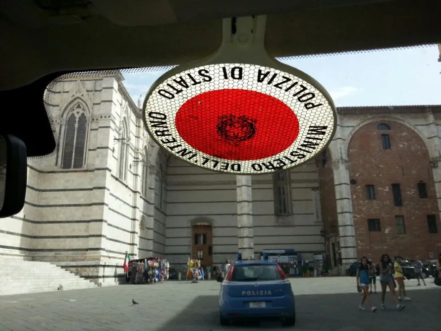 Siena, finto maresciallo tenta di truffare un’80enne: la figlia chiama il 112. Denunciato campano