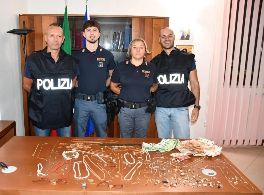 Inseguimento tra Chiusi e Fabro: arrestato 45enne, in auto 5mila euro e oltre 160 gioielli