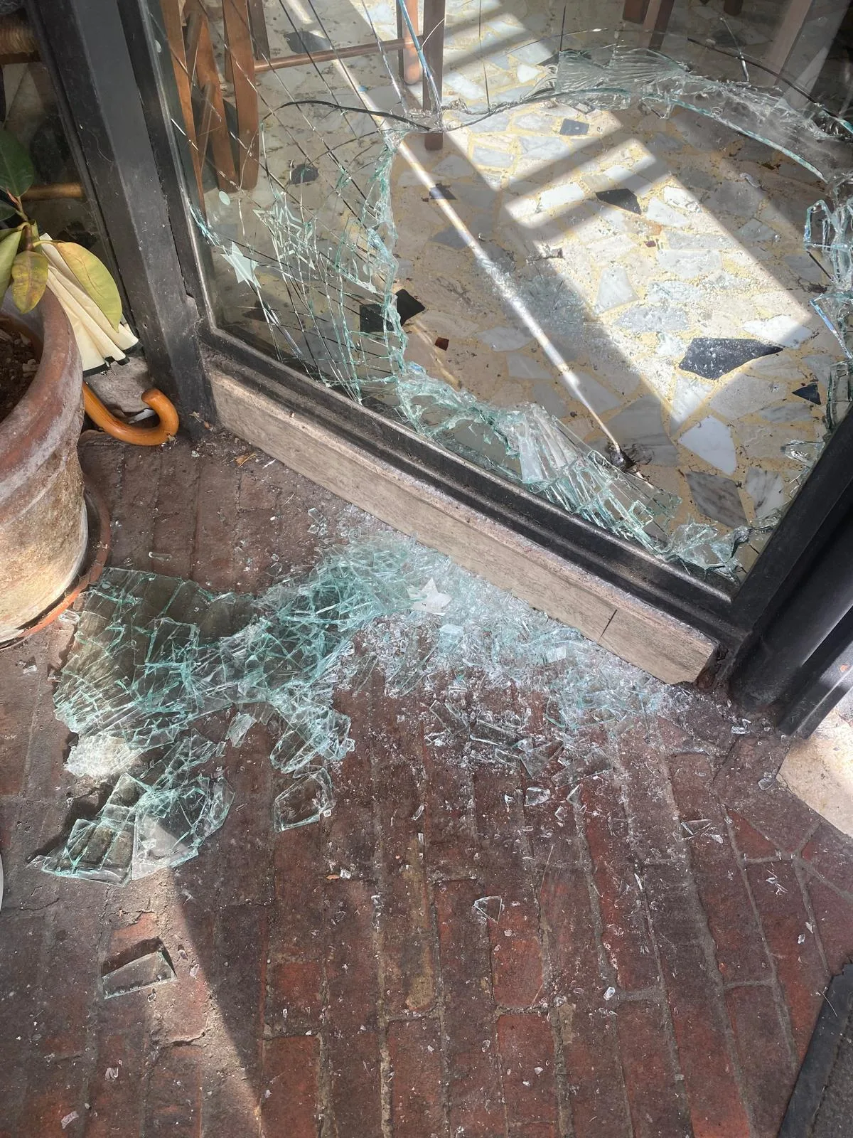 Sicurezza, degrado e negozi nel mirino: l’atto vandalico alla 