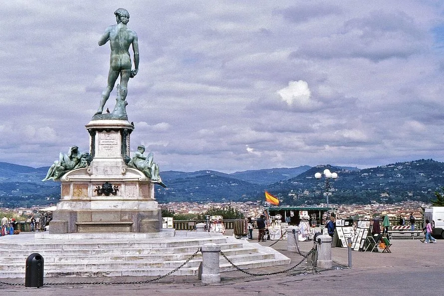 Firenze, falso allarme bomba al piazzale Michelangelo: bombola vuota sotto il David, denunciato un uomo