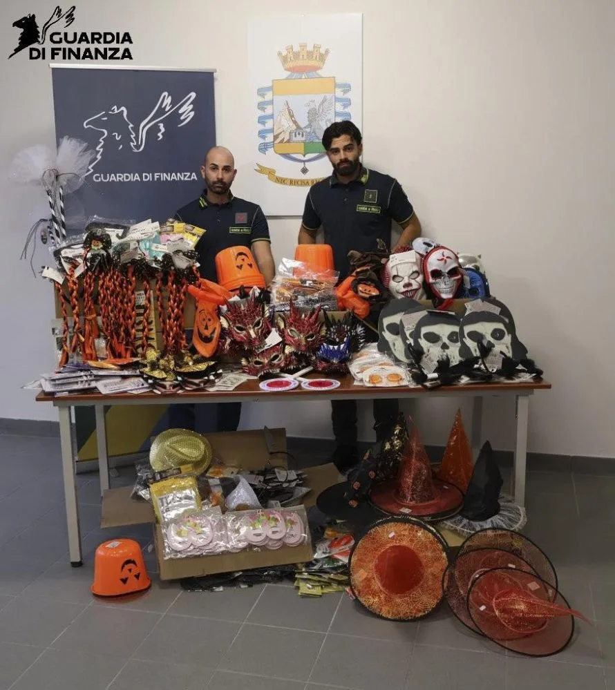 Blitz della Guardia di Finanza a Poggibonsi: sequestrati oltre 10mila articoli di Halloween pericolosi per la salute