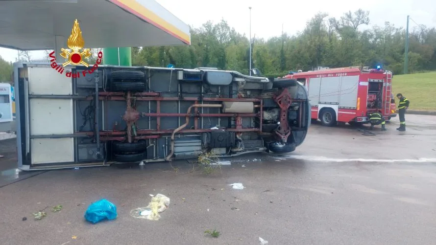 Tromba d'aria si abbatte sull'area di servizio: camper ribaltato e coppia estratta dalle lamiere