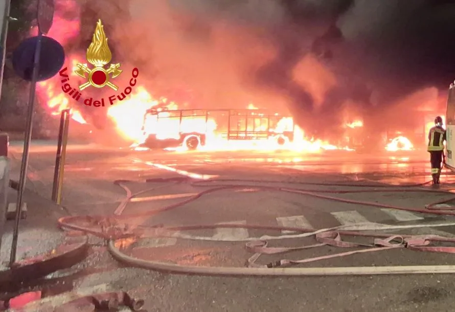 Firenze, incendio nel deposito di Autolinee Toscane: distrutti 12 autobus, altri 7 danneggiati (Foto e video)