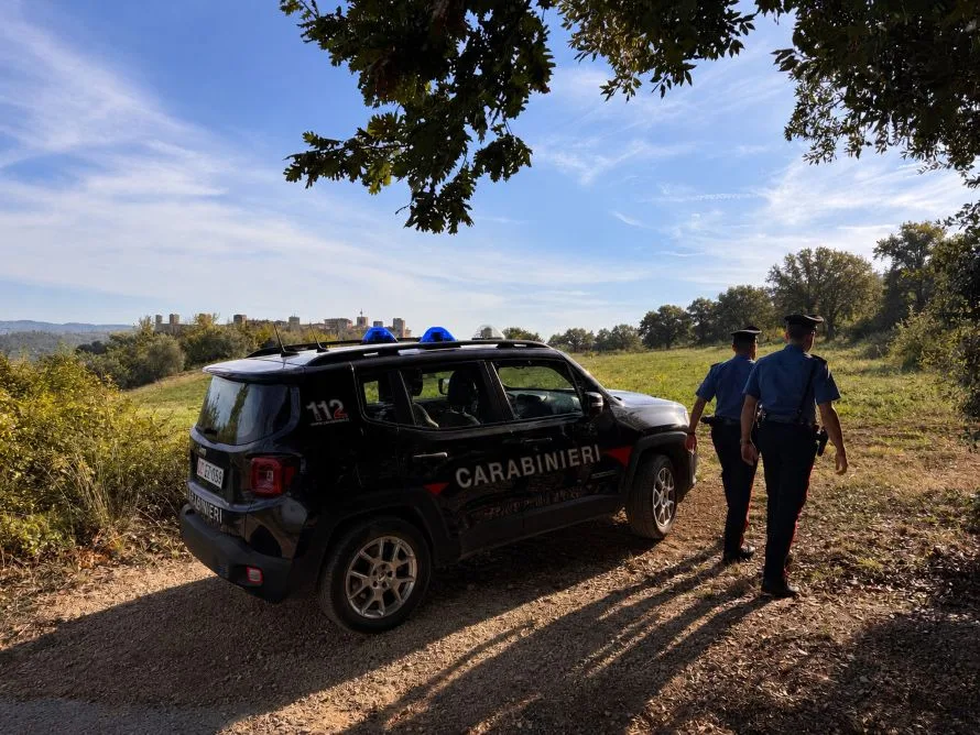 Spaccio nei boschi di Monteriggioni, arrestato un 22enne: sequestrati cocaina e un’accetta