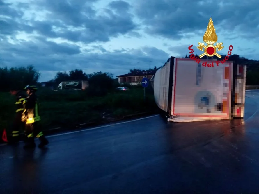Castelfiorentino, camion si ribalta sulla SR 429: è il secondo incidente in due giorni