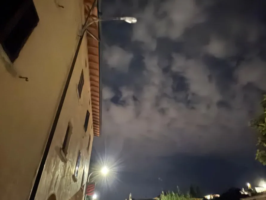 Poggibonsi, lampione spento da mesi in via Senese: le segnalazioni dei cittadini