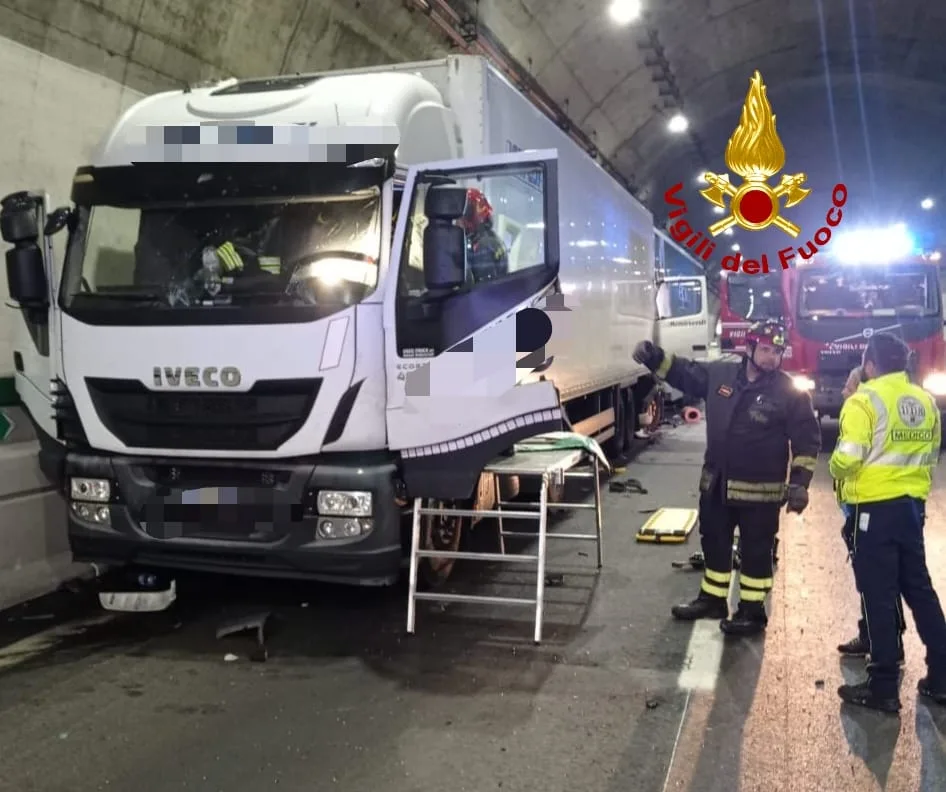 Incidente sulla A1 a Calenzano: tamponamento tra mezzi pesanti in galleria Santa Lucia