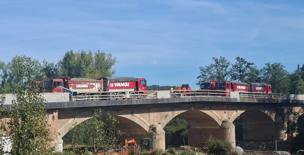 Ponte di Certaldo, ultimata la pavimentazione ed effettuate le prove di carico