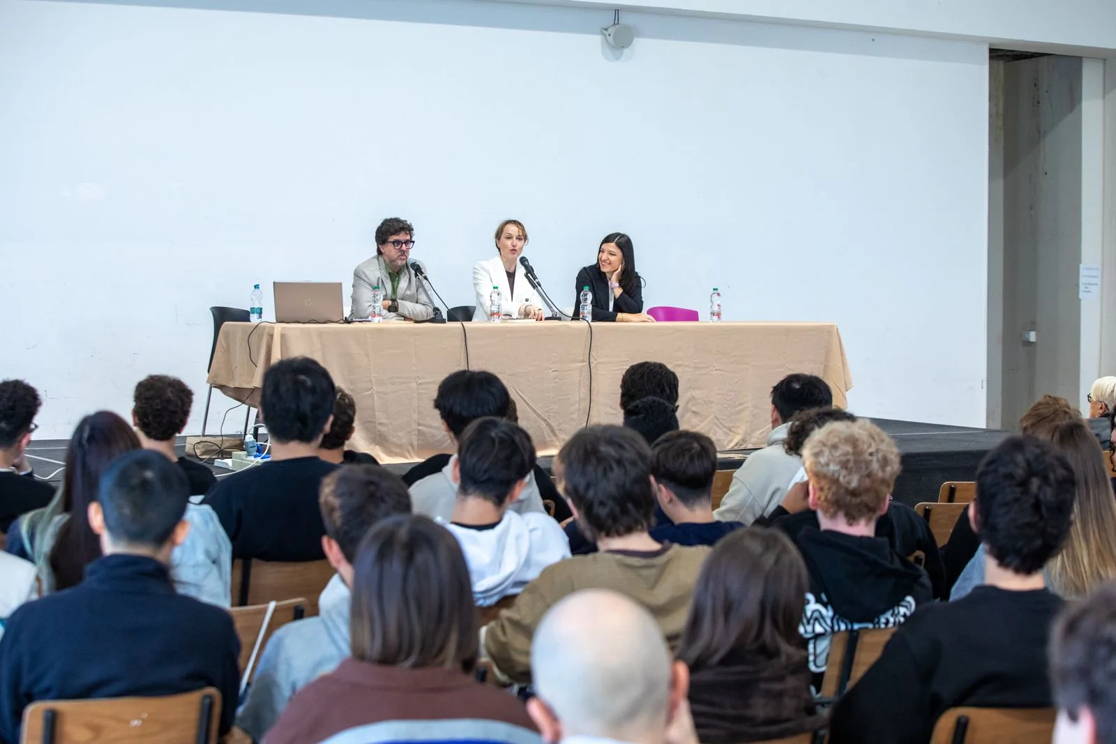 Empoli, “Battiti con le scuole”: 300 tra ragazze e ragazzi al palazzo delle Esposizioni con Marisa Marraffino