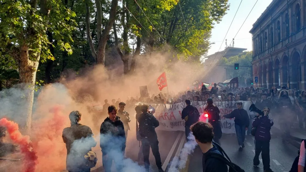 La protesta degli studenti blocca le città: cortei a Torino, Roma, Bologna, Firenze