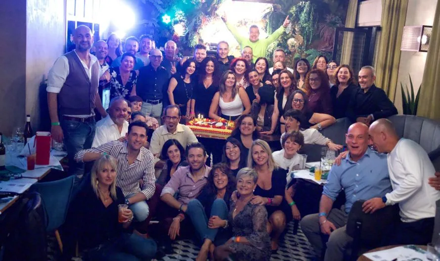 Poggibonsi, la classe 1976 si ritrova al GeB: festa tra musica, giochi e ricordi