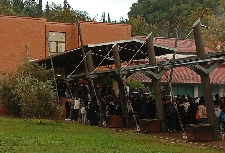 La protesta degli studenti travolge anche Poggibonsi: presidio sotto la pioggia al Roncalli-Sarrocchi