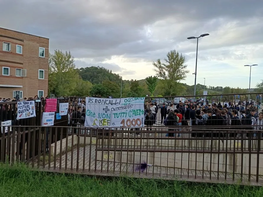 Roncalli-Sarrocchi, studenti fuori dai cancelli: «Vogliamo essere ascoltati»