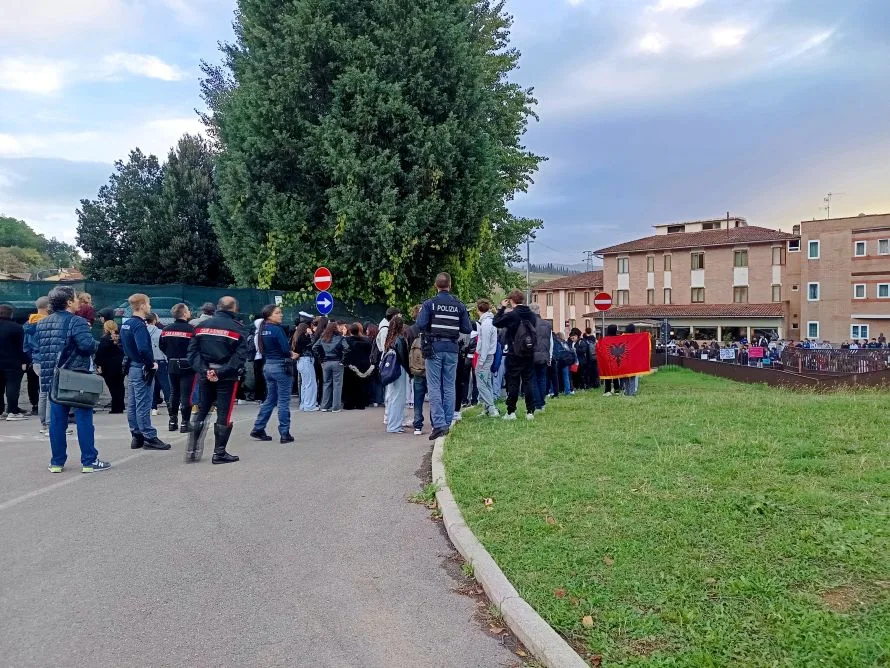 Roncalli-Sarrocchi, studenti fuori dai cancelli: &laquo;Vogliamo essere ascoltati&raquo;