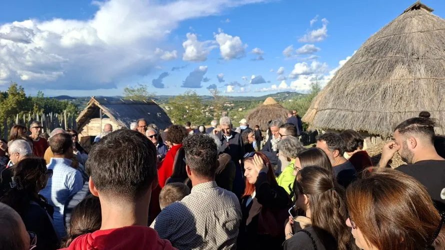 Poggibonsi, inaugurato l&rsquo;Archeodromo: il villaggio carolingio apre al pubblico
