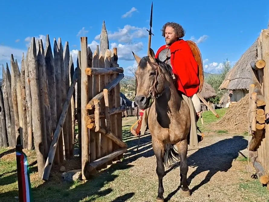 Poggibonsi, inaugurato l&rsquo;Archeodromo: il villaggio carolingio apre al pubblico