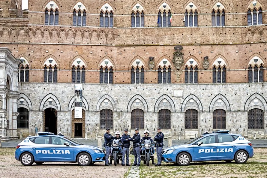 Siena, arrestato dopo aver danneggiato l’auto della polizia: espulso 33enne